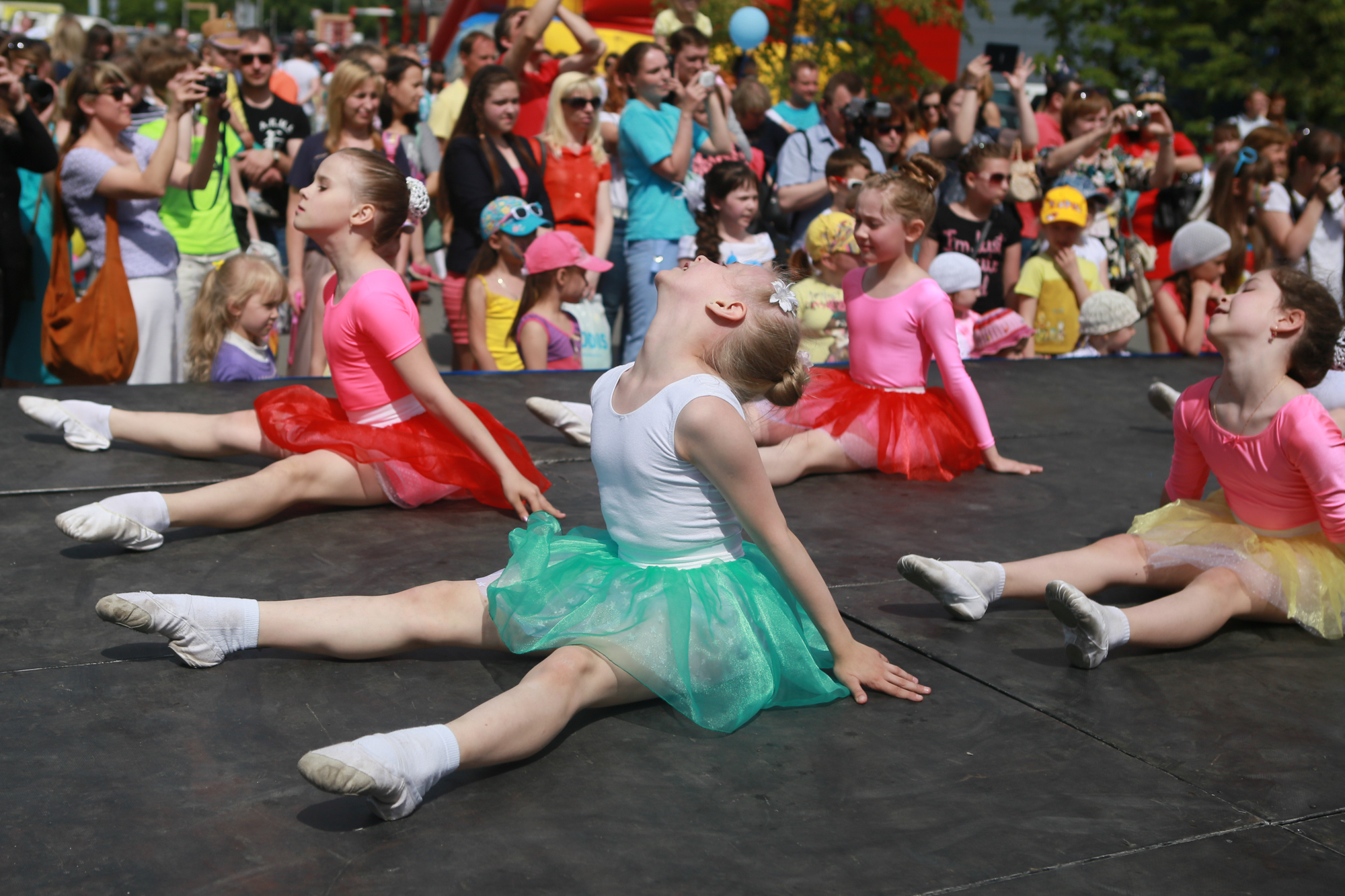 В День защиты детей юные жители Екатеринбурга прогулялись по городу из 15 тысяч надувных шаров - Фото 5