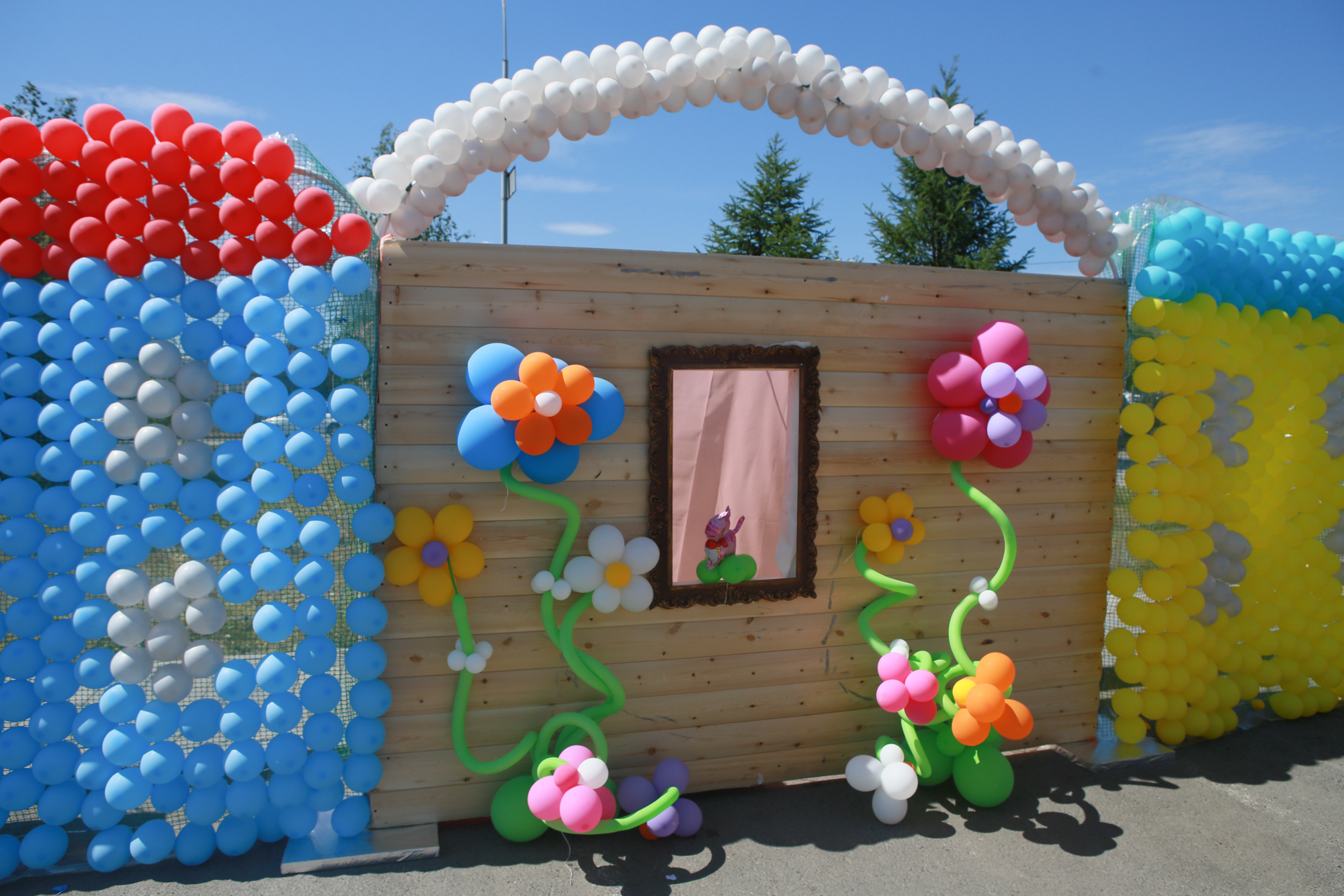 В День защиты детей юные жители Екатеринбурга прогулялись по городу из 15 тысяч надувных шаров - Фото 2