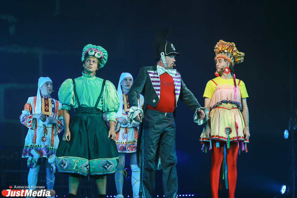 «Режиссер в законе» и «уральский Тарантино» Кирилл Стрежнев уснул на сцене родного театра и пустил зрителя в свои сны - Фото 11