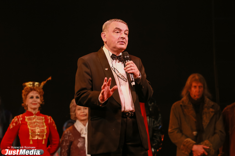 «Режиссер в законе» и «уральский Тарантино» Кирилл Стрежнев уснул на сцене родного театра и пустил зрителя в свои сны - Фото 12