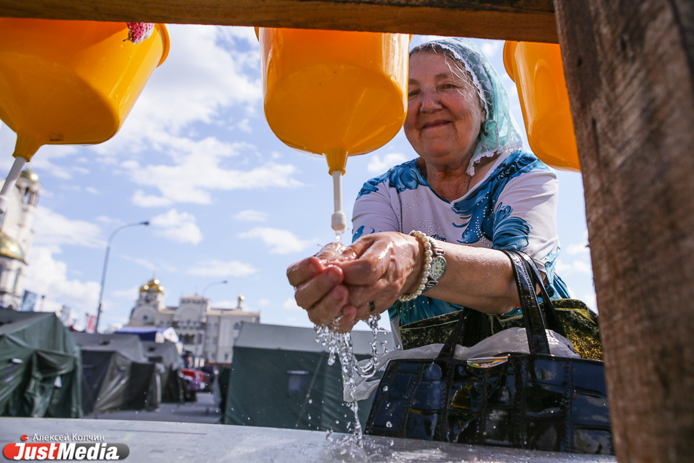 Царские дни-2014: верующие со всей России стекаются к Храму-на-Крови, чтобы принять участие в крестном ходе до Ганиной ямы - Фото 3
