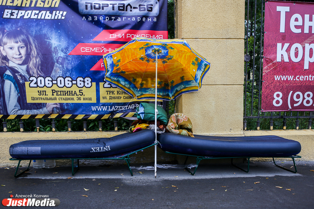 Голодовка в защиту прав заключенных: три общественницы уже восемь дней сидят под окнами свердловской ГУФСИН - Фото 3