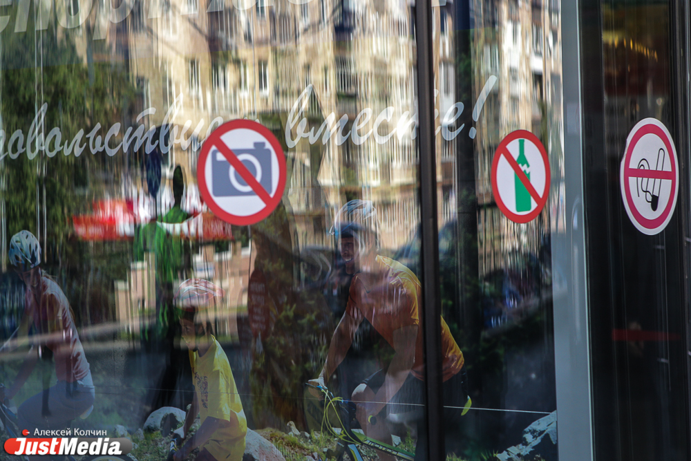 Журналисты JustMedia.Ru отправились с фотоаппаратом в рейд по торговым точкам и были взяты в кольцо толпой охранников - Фото 2