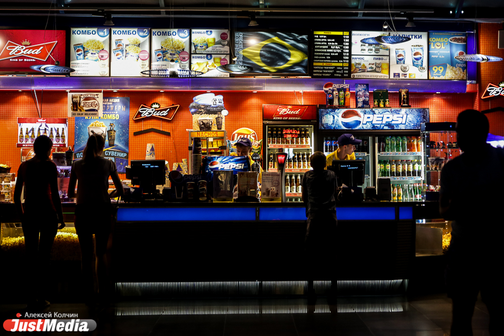 Журналисты JustMedia.Ru отправились с фотоаппаратом в рейд по торговым точкам и были взяты в кольцо толпой охранников - Фото 3