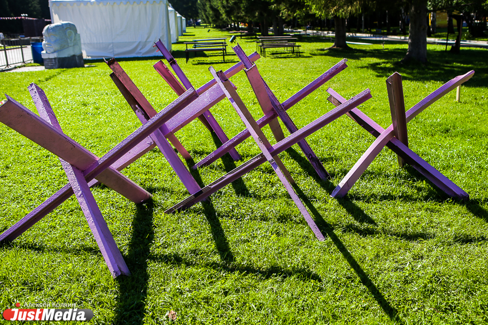 «Путин» на Запорожце, обычный человек и корабль жизни. В Екатеринбурге открылся VI фестиваль «ЛОМа» - Фото 3