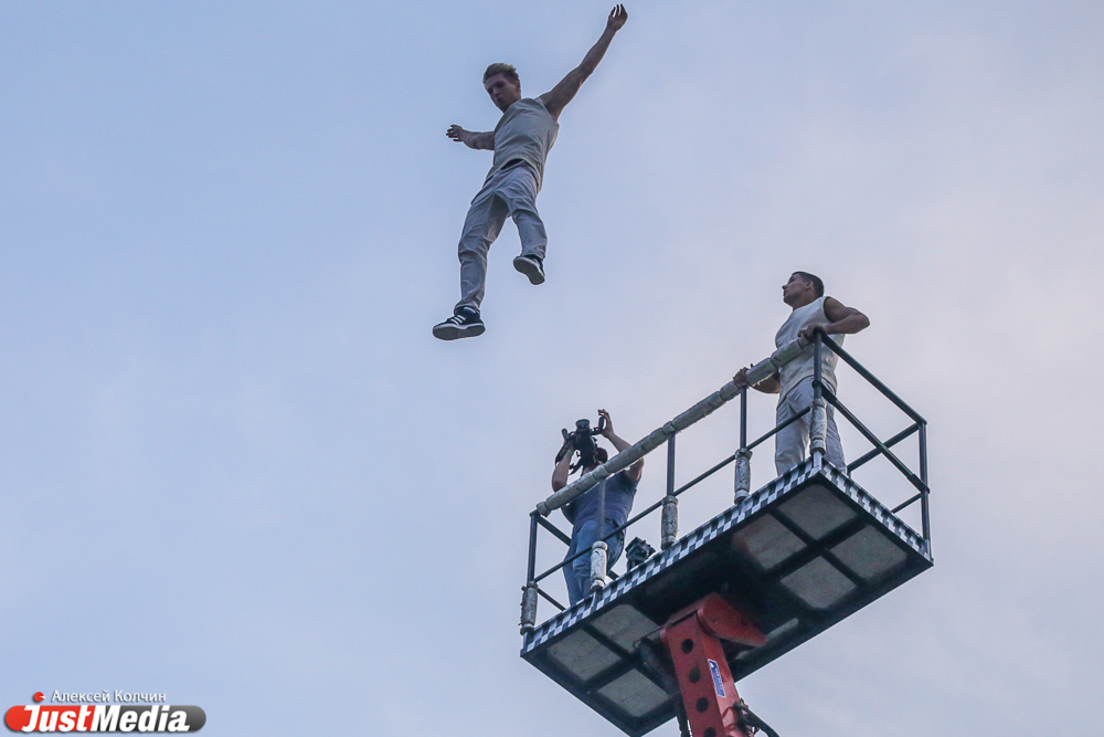 Екатеринбург отметил День города в компании экстремалов и известной латышской группы Brainstorm - Фото 3