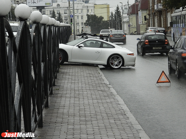 Не вписался в поворот. На Карла Либкнехта Порше снес разделительный забор. ФОТО - Фото 6