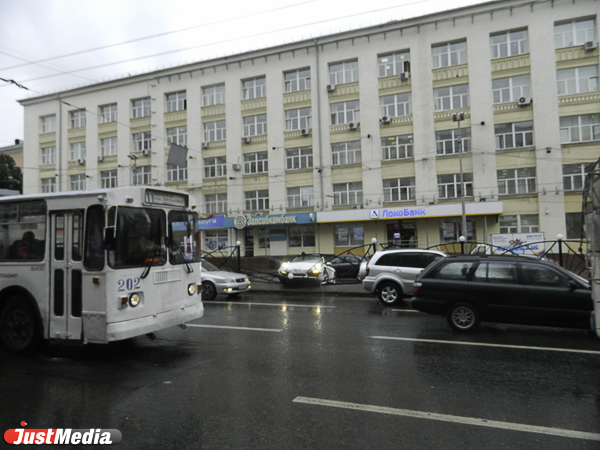 Не вписался в поворот. На Карла Либкнехта Порше снес разделительный забор. ФОТО - Фото 2