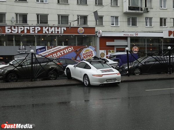 Не вписался в поворот. На Карла Либкнехта Порше снес разделительный забор. ФОТО - Фото 4