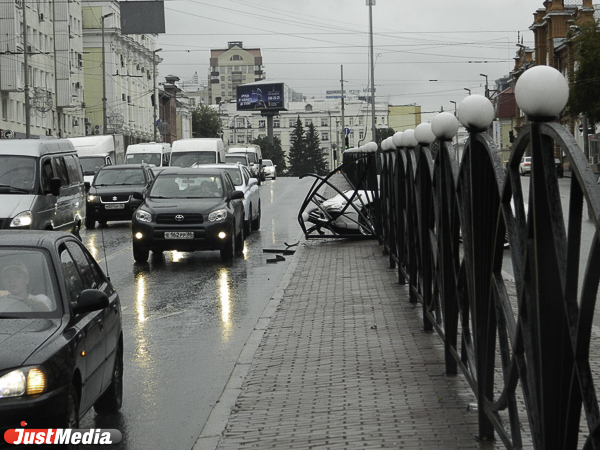 Не вписался в поворот. На Карла Либкнехта Порше снес разделительный забор. ФОТО - Фото 5