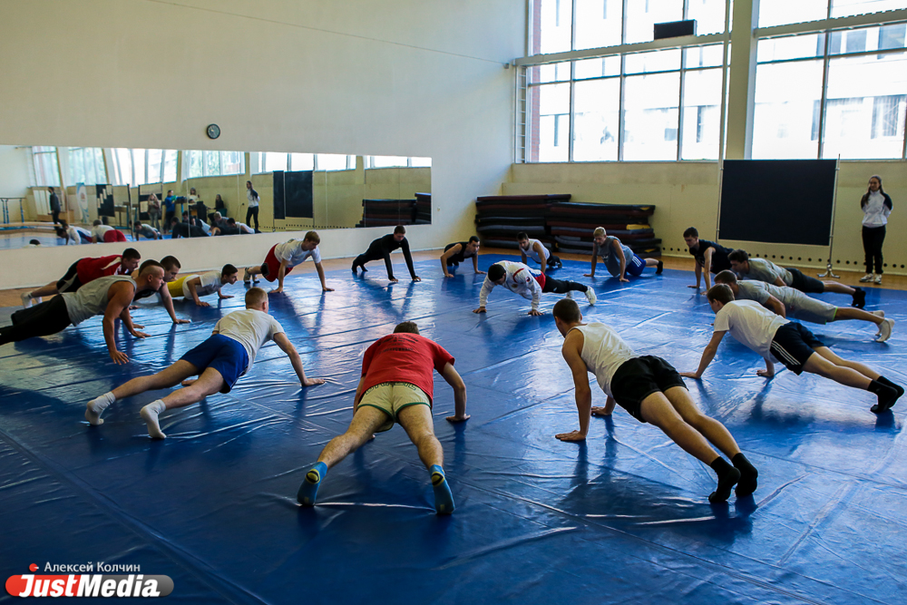 Наклон до пола и 12 подтягиваний — свердловских студентов начали готовить к труду и обороне - Фото 4