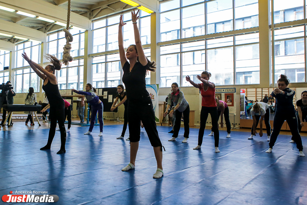 Наклон до пола и 12 подтягиваний — свердловских студентов начали готовить к труду и обороне - Фото 7