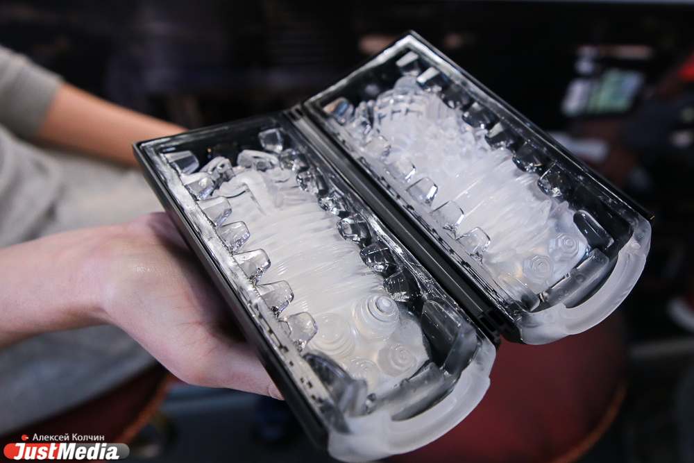 Журналисты JustMedia попробовали себя в роли продавцов-стажеров в эротическом магазине ЧАСТЬ 1 - Фото 4