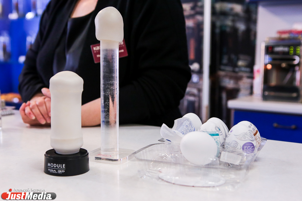 Журналисты JustMedia попробовали себя в роли продавцов-стажеров в эротическом магазине ЧАСТЬ 1 - Фото 2