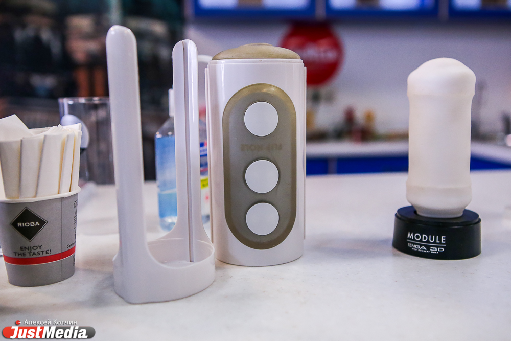 Журналисты JustMedia попробовали себя в роли продавцов-стажеров в эротическом магазине ЧАСТЬ 1 - Фото 3