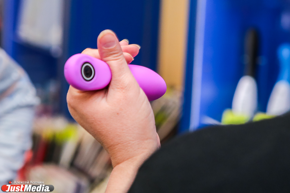 Журналисты JustMedia попробовали себя в роли продавцов-стажеров в эротическом магазине ЧАСТЬ 1 - Фото 8