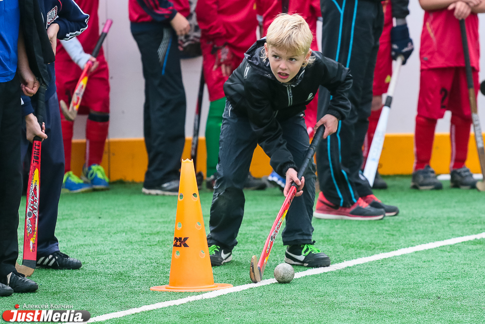 Уральские ветераны хоккея с мячом научили махать клюшкой юных чемпионов России - Фото 2