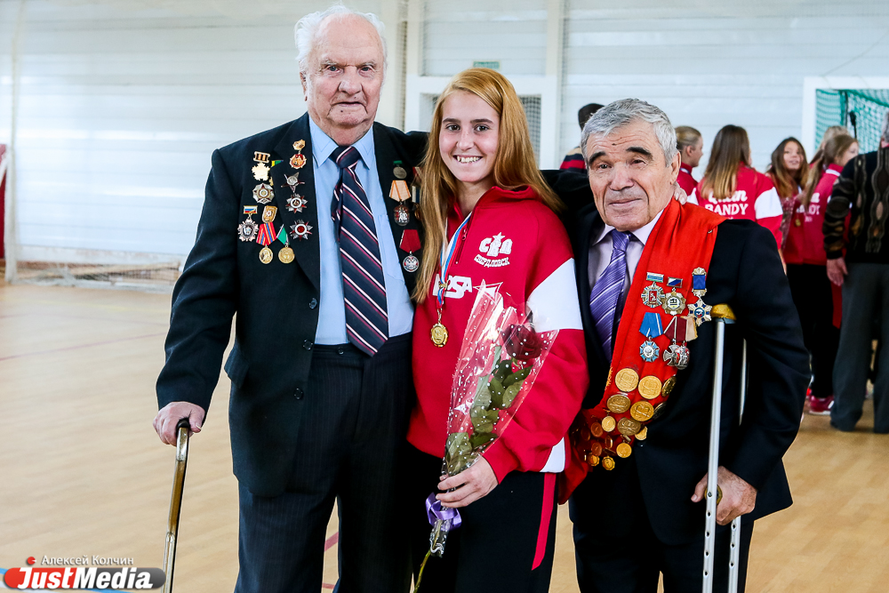 Уральские ветераны хоккея с мячом научили махать клюшкой юных чемпионов России - Фото 5