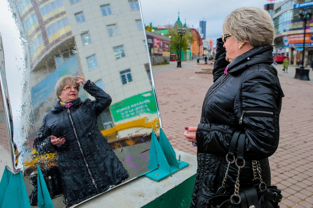 В центре Екатеринбурга установили гигантское зеркало, отражающее жизнь города - Фото 3