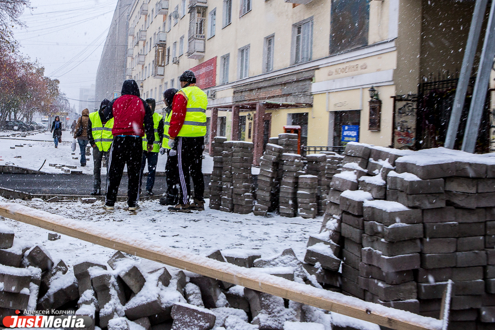 Снегопад приостановил работу екатеринбургских автовокзалов и усложнил жизнь автомобилистам - Фото 2