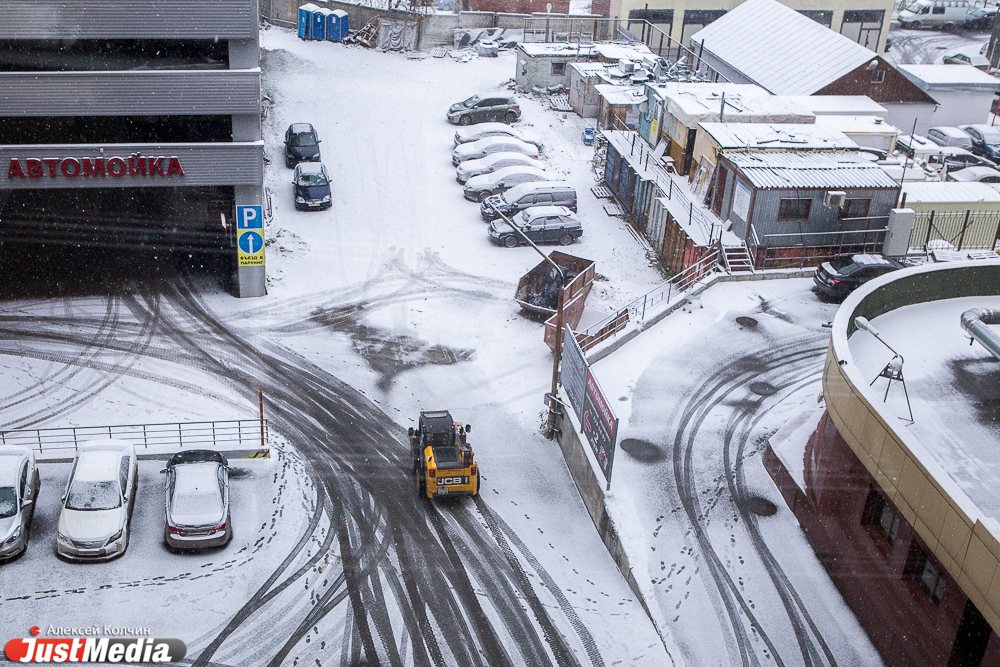 Снегопад приостановил работу екатеринбургских автовокзалов и усложнил жизнь автомобилистам - Фото 5