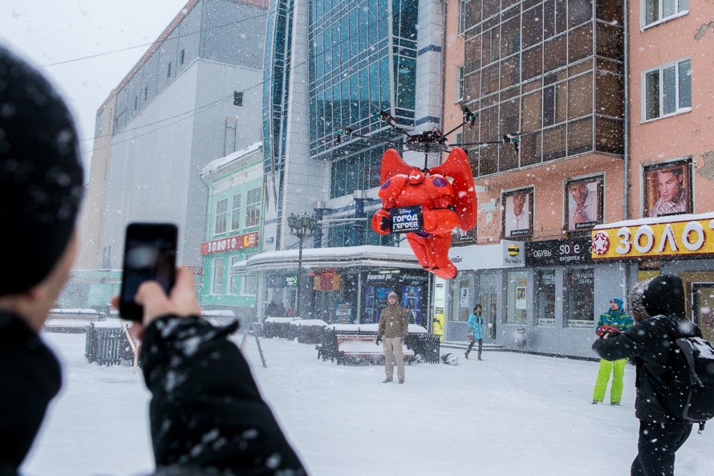 По Екатеринбургу летает двухметровый робот и борется с непогодой - Фото 2