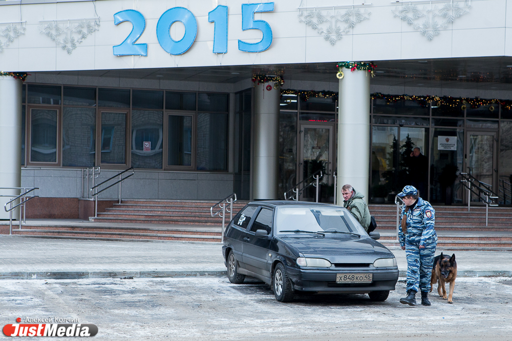 Бомба или учения? Полицейские оцепили здание свердловского арбитражного суда. ФОТО - Фото 3