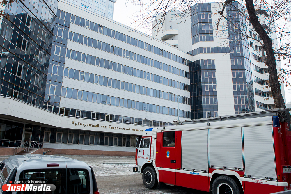 Бомба или учения? Полицейские оцепили здание свердловского арбитражного суда. ФОТО - Фото 4