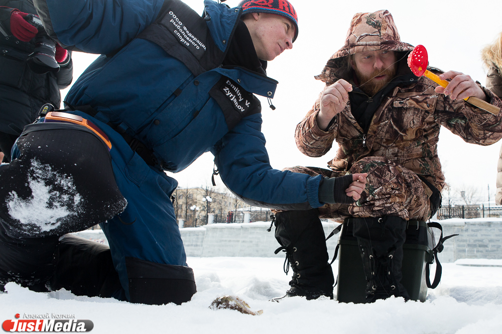 В центре Екатеринбурга британский певец превратился в уральского рыбака - Фото 3