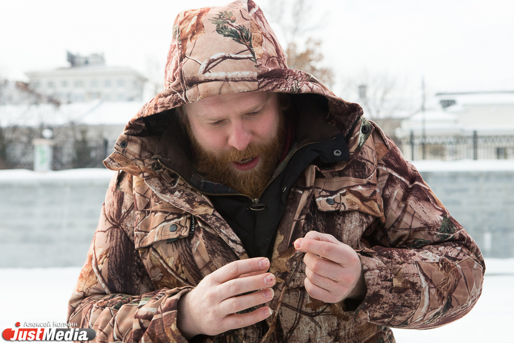 В центре Екатеринбурга британский певец превратился в уральского рыбака - Фото 2