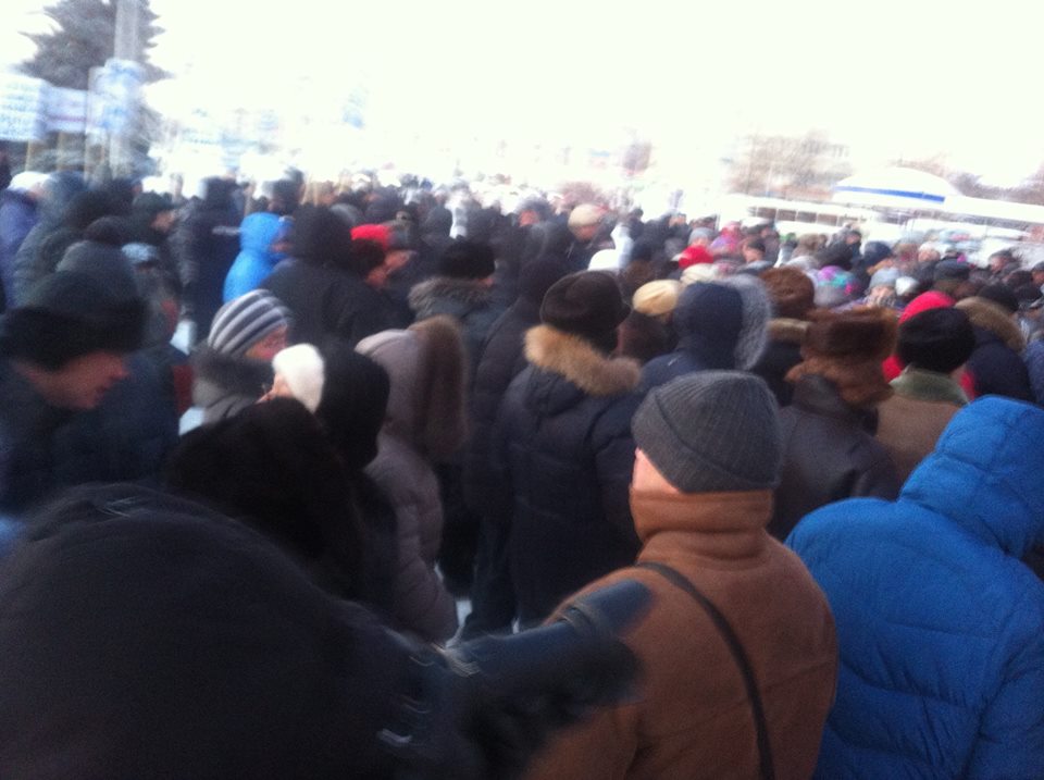 На митинге в Каменске-Уральском сторонники мэра устроили массовую драку. ФОТО - Фото 2