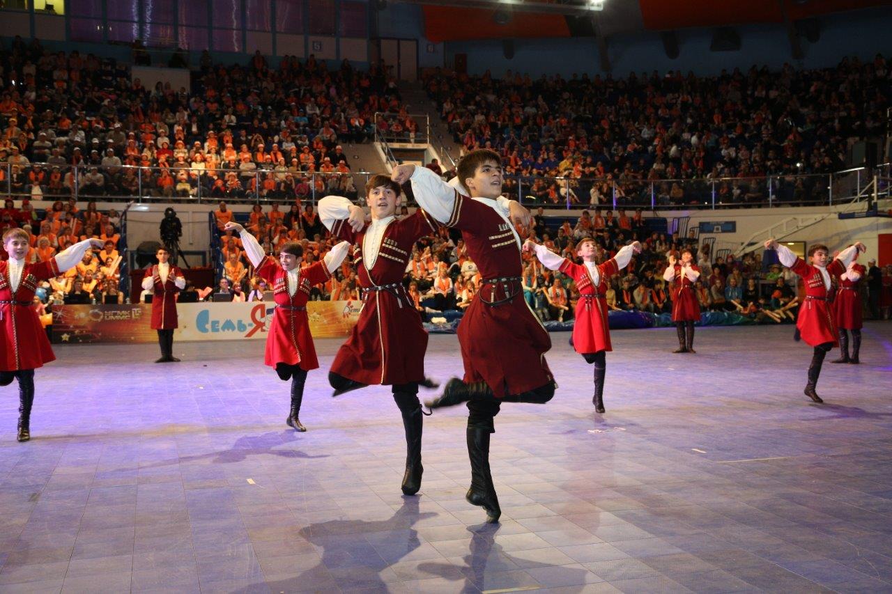 УГМК с размахом отпраздновала свое 15-летие. Танцы, песни, спортивная эстафета и подарки от Куйвашева - Фото 11