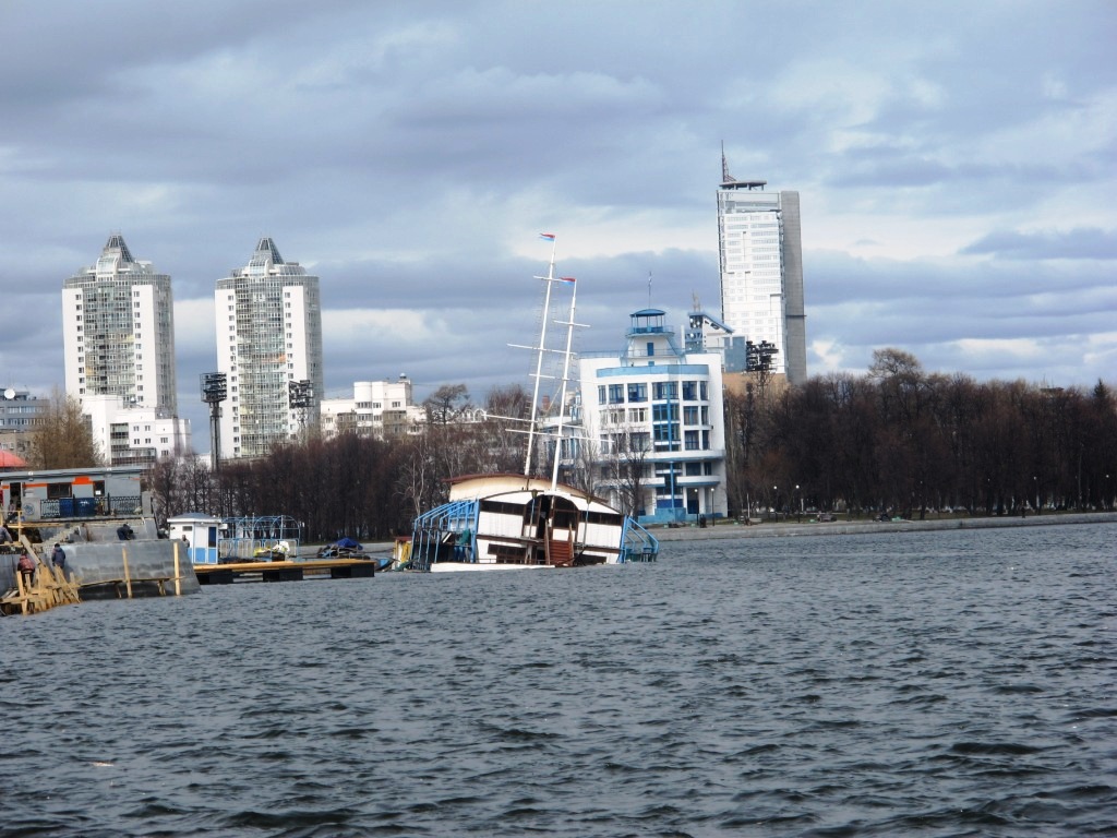 В Екатеринбурге со дна городского пруда подняли затонувший корабль - Фото 2