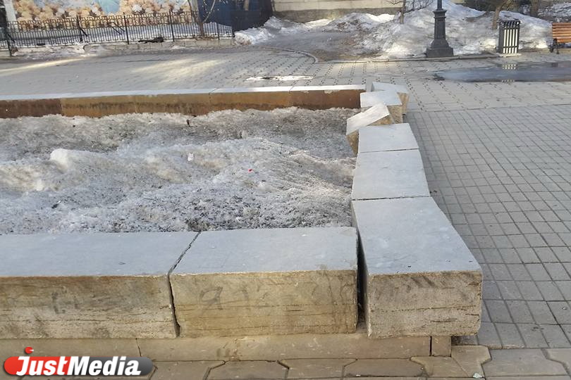 В сквере Попова развалился фонтан. В администрации утверждают, что «это нормально». ФОТО - Фото 3