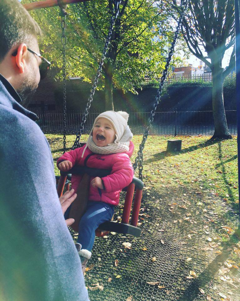 «Меня выписали через 8 часов после родов, а мужу дали декретный отпуск». Уралочка о семейной жизни в Англии. JUSTWEDDING - Фото 12