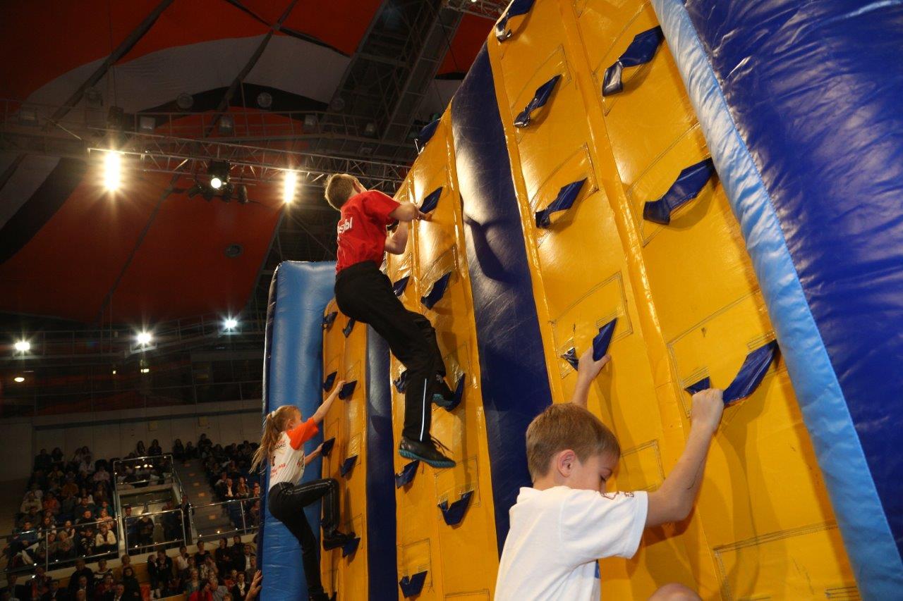 УГМК с размахом отпраздновала свое 15-летие. Танцы, песни, спортивная эстафета и подарки от Куйвашева - Фото 12