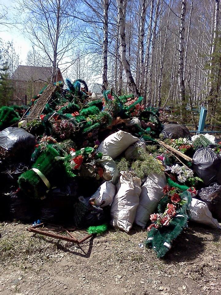 Под Первоуральском экологи завалили памятный камень на кладбище красноармейцев мусором - Фото 3