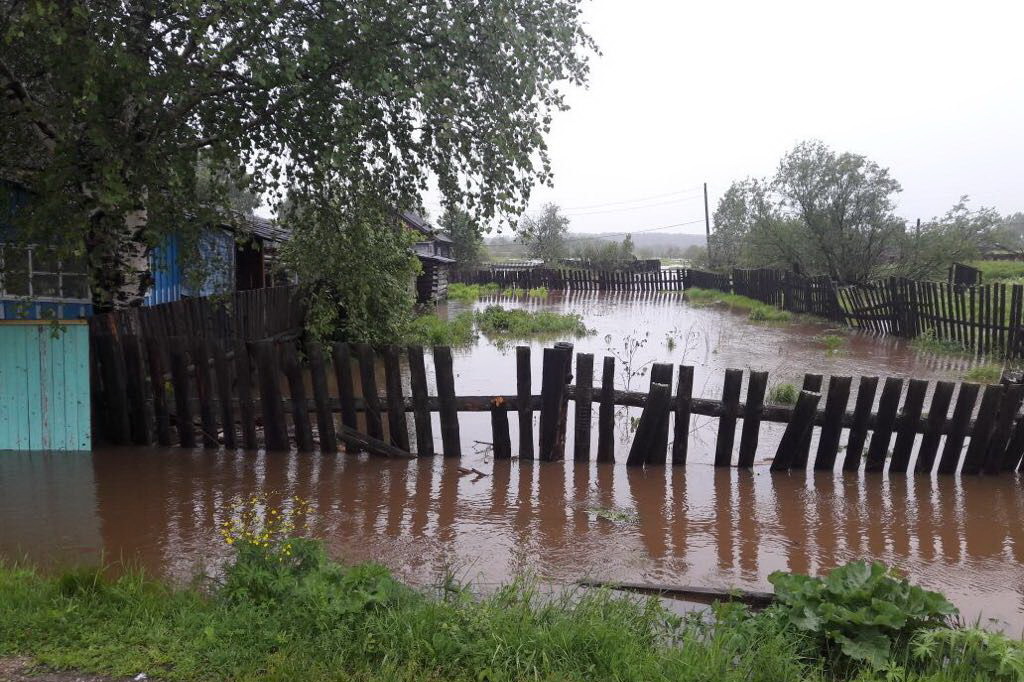 В Махнево проливные дожди смыли несколько десятков домов и дорогу. ФОТО - Фото 2