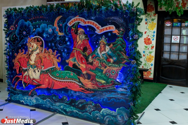 В Екатеринбурге установили  объемные двухметровые новогодние открытки - Фото 2