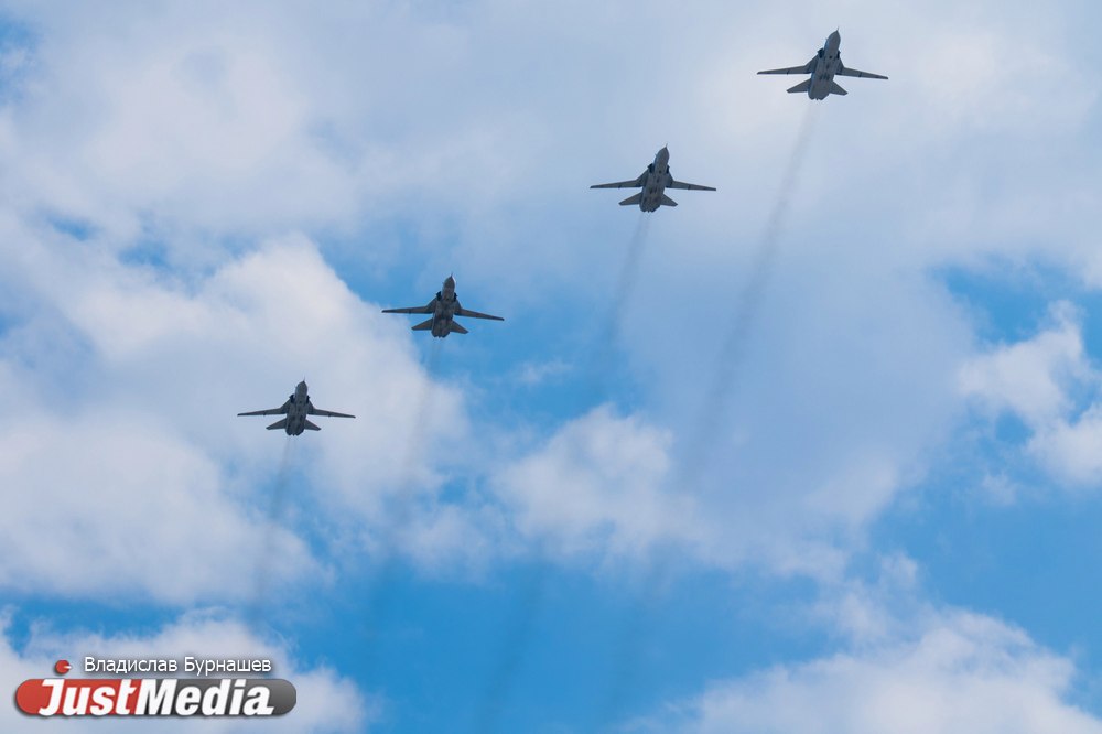 Над Екатеринбургом промчались военные вертолеты и истребители. ФОТО - Фото 9