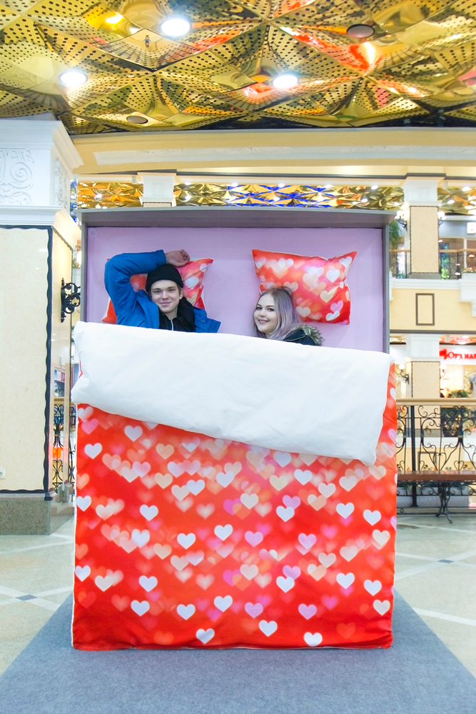 В центре Екатеринбурга появилась огромная кровать для влюбленных - Фото 8