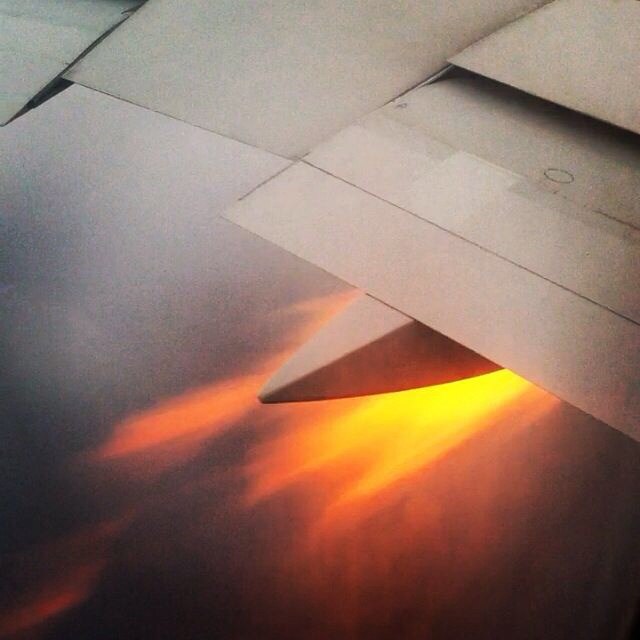 «По самолету ударила страшная сила, и все услышали громкий хлопок». Интернет-пользователи рассказывают о ЧП на рейсе «Трансаэро» - Фото 2