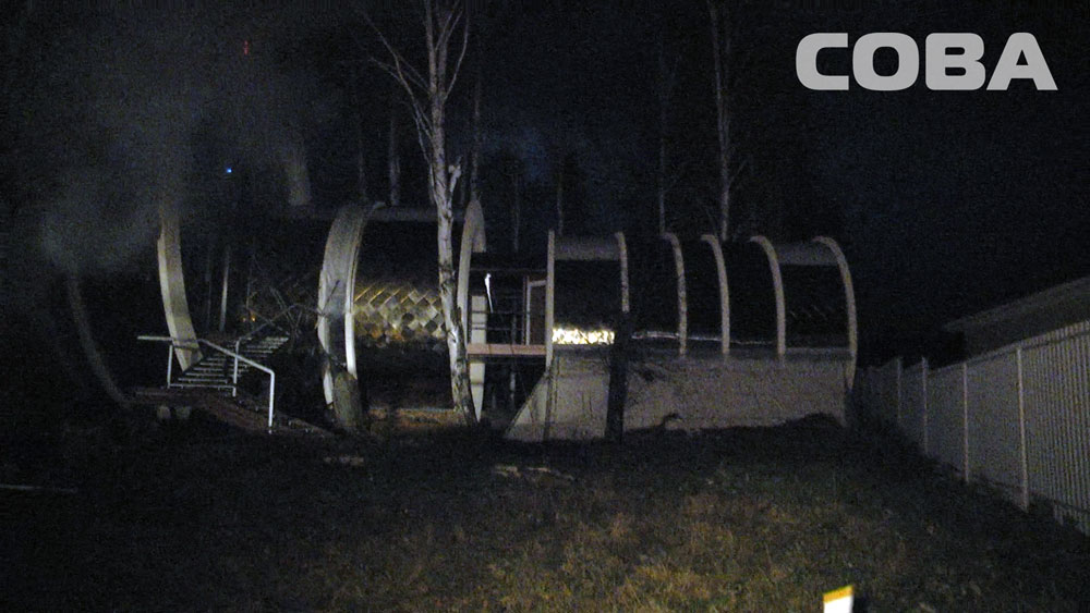 Уникальный дом в виде золотых колец сгорел в Березовском - Фото 3