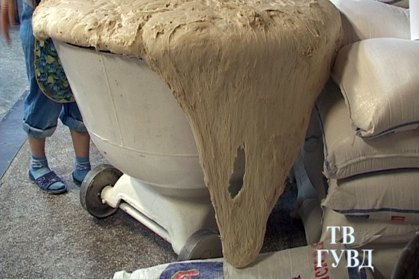 Чем кормят наших детей? «Пекарня», где в антисанитарных условиях делают хлеб для школ и детсадов, продолжает работать - Фото 7