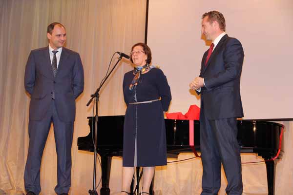 Денис Паслер подарил юным музыкантам из Нижней Туры концертный рояль - Фото 2