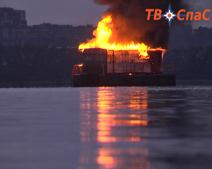 Рано утром в Екатеринбурге полыхала «плавучая баня» - Фото 2