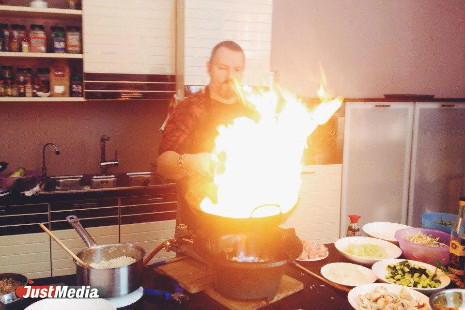 Огонь, еда и кукурузное масло! Именитый шеф-повар, бизнесмен и байкер накормил и обаял публику, даже не подпалив усы - Фото 5