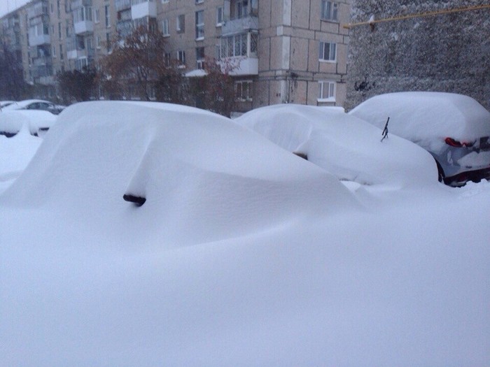 Север области накрыло снегопадом. На Серовском тракте двухкилометровая пробка, автобусное сообщение закрыто. ВИДЕО - Фото 3