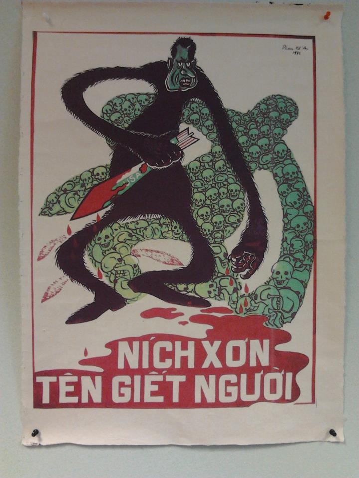 Дартс, биография деда, плакаты из Вьетнама и пожелание от «Песняров». Областные депутаты рассказали, чем украшают стены своих кабинетов. ФОТО - Фото 3