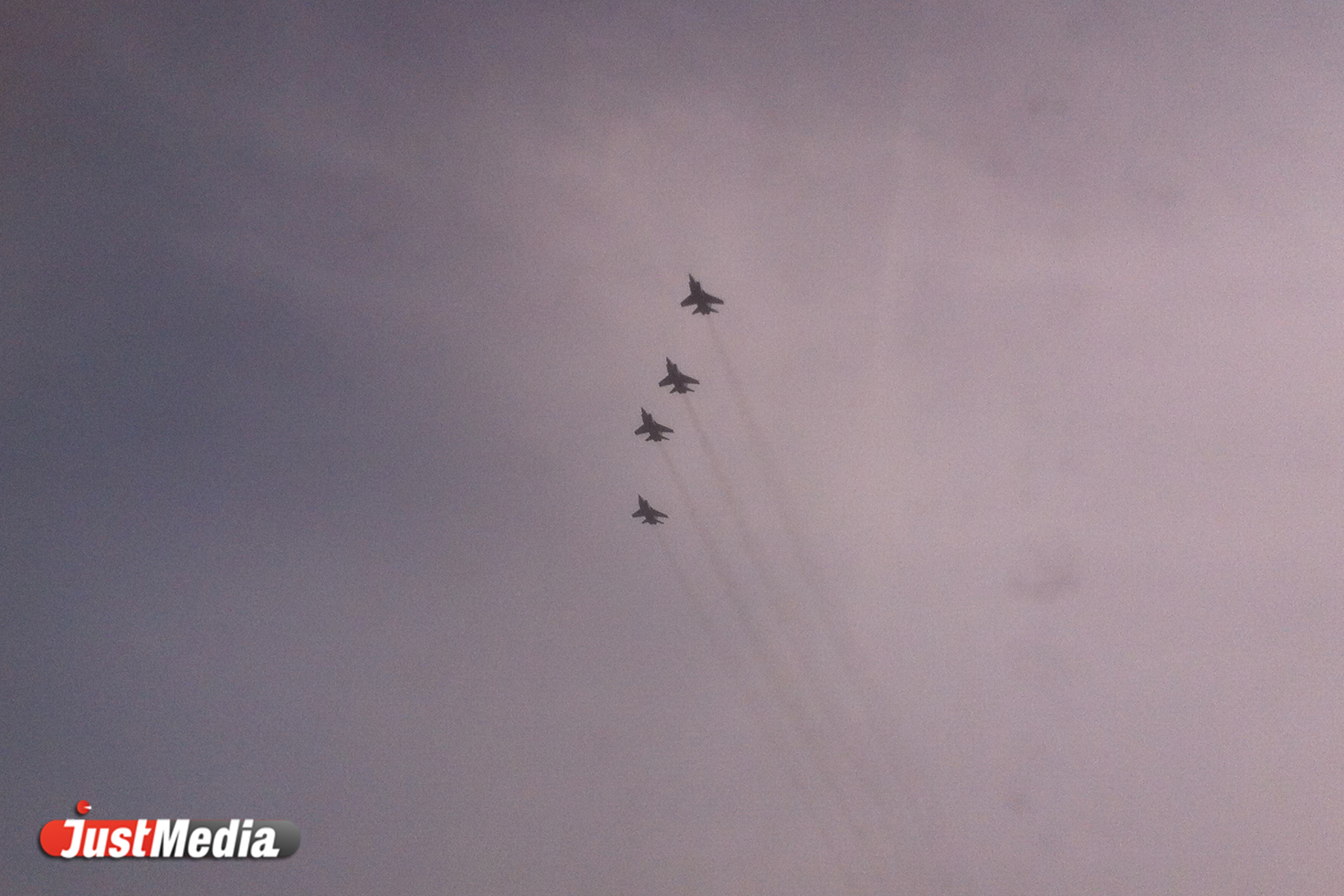 Над центром Екатеринбурга пронеслись истребители и вертолеты. ФОТО - Фото 4